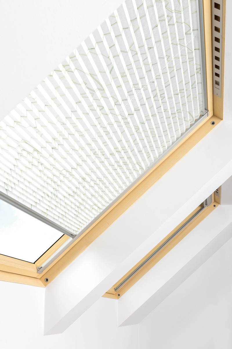 Plissierter Stoff des APS Faltstores am Dachfenster